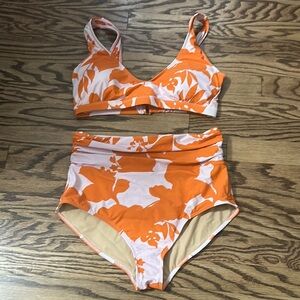Alulu size US 8 swim set. Under wired top like new
